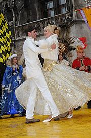 der erste Prinzenwalzer des  Narrhalla Prinzenpaar 2012 Niklas I. und Julia I. (Foto. Ingrid Grossmann)